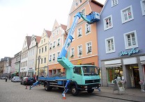 Bernd Höllstern GmbH - Dachrinnen-Service - Einsatz eines Hubwagens