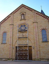 Bernd Höllstern GmbH - Taubenabwehr - Anbringung am Gebäude